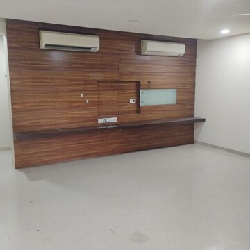 Room in 2 BHK Apartment at Oberoi Realty Park View, Kandivali East – for Rent