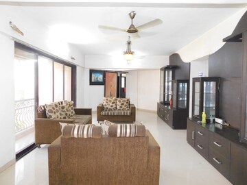 Bedroom in 3 BHK Apartment at Andheri West – for Rent