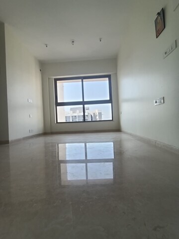 Room in 2 BHK Apartment at Kalpataru Paramount, Kapur Bawdi – for Rent
