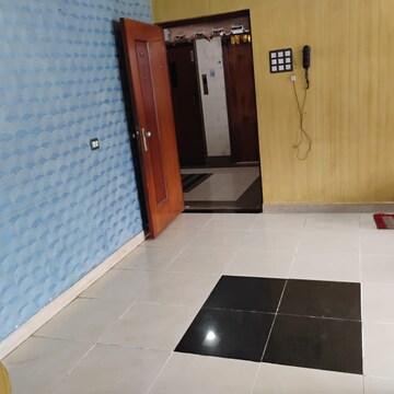Furnished Amenities in 2 BHK Apartment at Evershine Tower, Kandivali East – for Rent