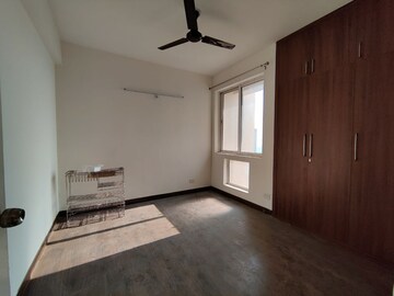 Room in 2 BHK Apartment at Jaypee Greens Kosmos, Sector 134 – for Rent