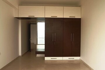 Room in 3 BHK Apartment at Kohinoor Square Altissimo, Dadar West – for Rent