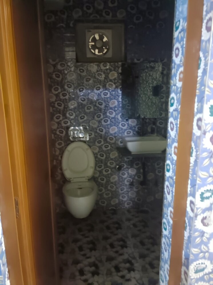 Bathroom, rwa-apartments-sector-19 6+ Bedroom 195 Sq.Mt. Independent House In Sector 19 Noida 8746889