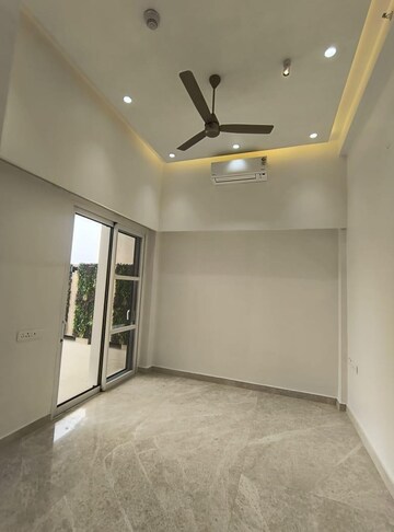Room in 3 BHK Apartment at Indiabulls Sky Forest, Lower Parel – for Rent