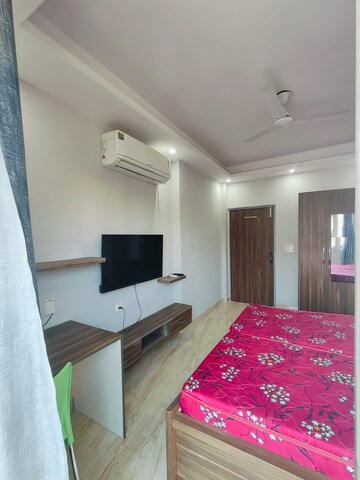 Bedroom in 1 BHK Builder Floor at Sushant Vyapaar Kendra, Sector 43 – for Rent