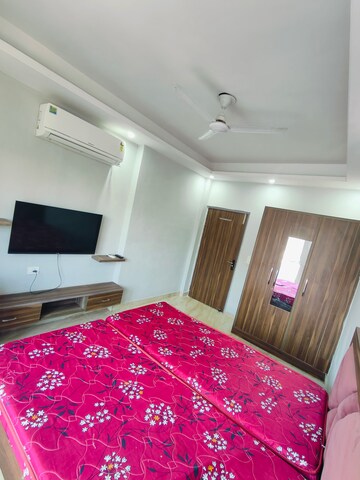 Bedroom in 1 BHK Builder Floor at Sushant Vyapaar Kendra, Sector 43 – for Rent