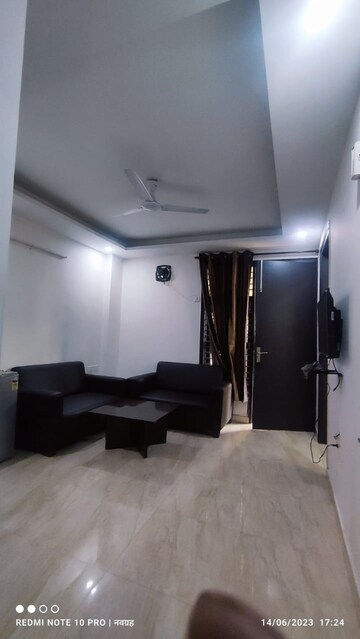 Living Room in 1 BHK Builder Floor at Sushant Vyapaar Kendra, Sector 43 – for Rent