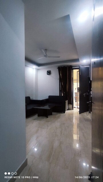 Living Room in 1 BHK Builder Floor at Sushant Vyapaar Kendra, Sector 43 – for Rent