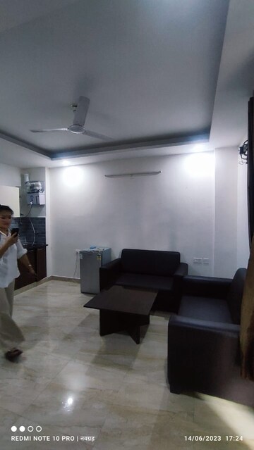 Living Room in 1 BHK Builder Floor at Sushant Vyapaar Kendra, Sector 43 – for Rent