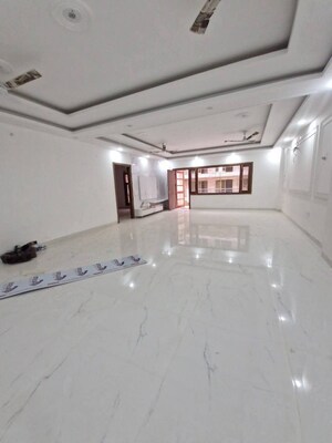 Room in 5 BHK Apartment at Unitech Greenwood City Apartment, Sector 45 – for Sale