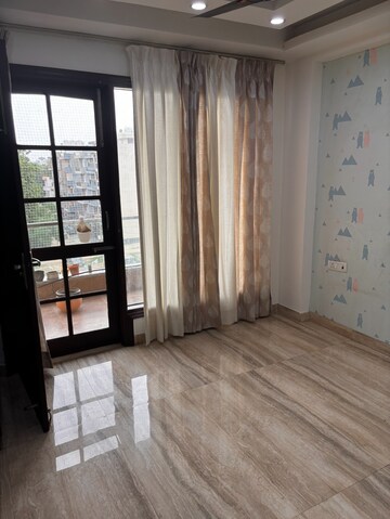Bedroom in 3 BHK Builder Floor at Sector 40 – for Rent