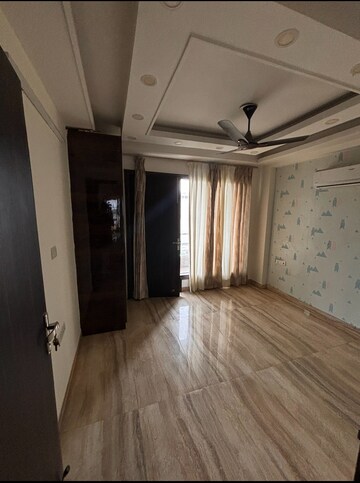 Bedroom in 3 BHK Builder Floor at Sector 40 – for Rent