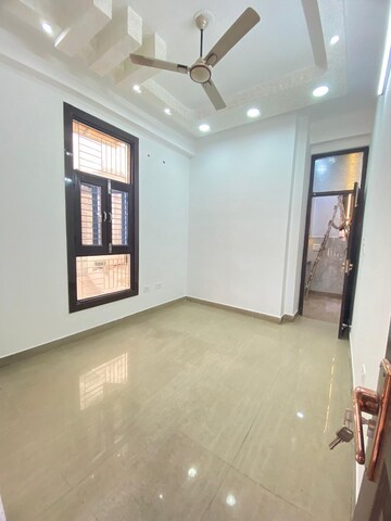 Room in 4 BHK Builder Floor at Niti Khand ii – for Rent