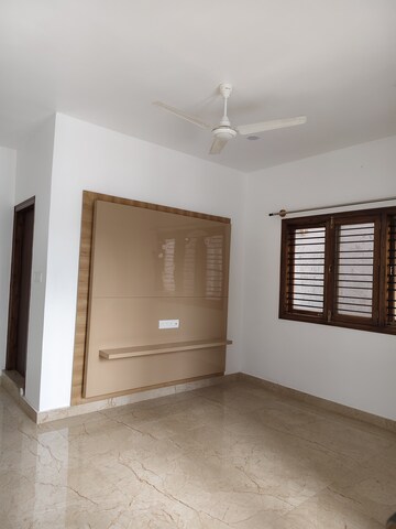 Room in 1 BHK Builder Floor at Halasuru – for Rent