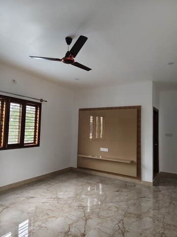 Room in 1 BHK Builder Floor at Halasuru – for Rent