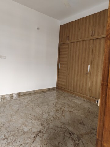 Room in 1 BHK Builder Floor at Halasuru – for Rent