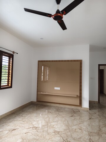 Room in 1 BHK Builder Floor at Halasuru – for Rent