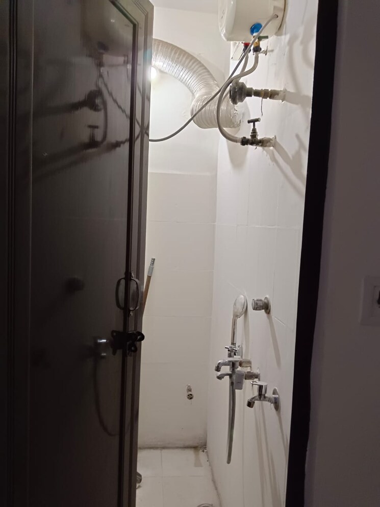 Bathroom, lajpat nagar 4 2 Bedroom 1100 Sq.Ft. Builder Floor In Lajpat Nagar 4 Delhi 8746986