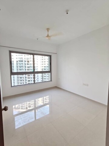 Room in 3 BHK Apartment at Kalpataru Immensa, Kolshet Road – for Rent