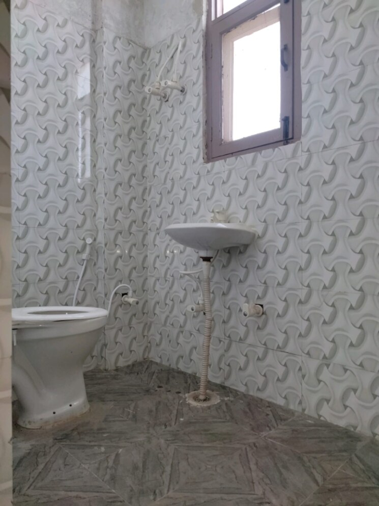 Bathroom, sector 46 1 RK 120 Sq.Yd. Builder Floor In Sector 46 Noida 8747215