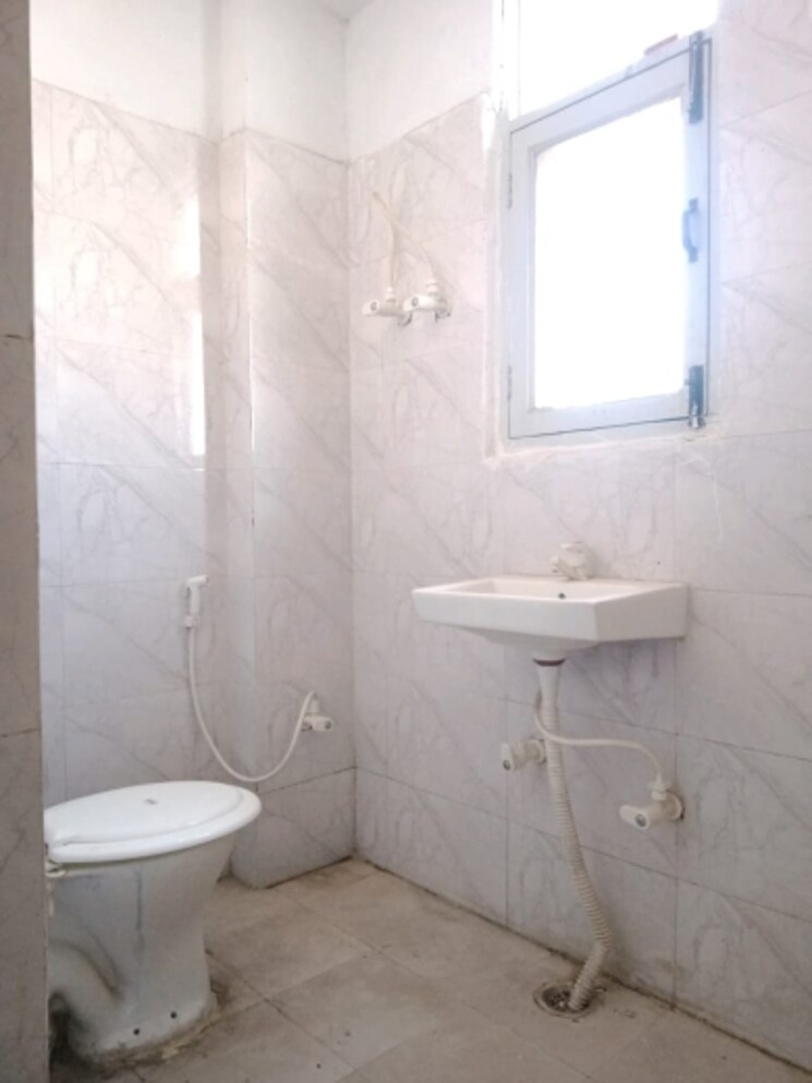 Attached Bathroom, sector 46 3 Bedroom 450 Sq.Yd. Builder Floor In Sector 46 Noida 8747231