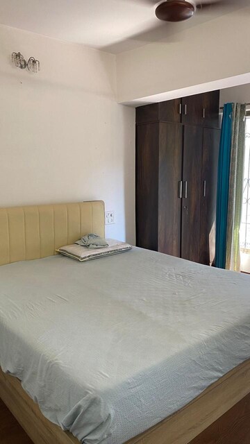 Room in 1.5 BHK Apartment at Raheja Skylark Apartment, Bandra West – for Rent