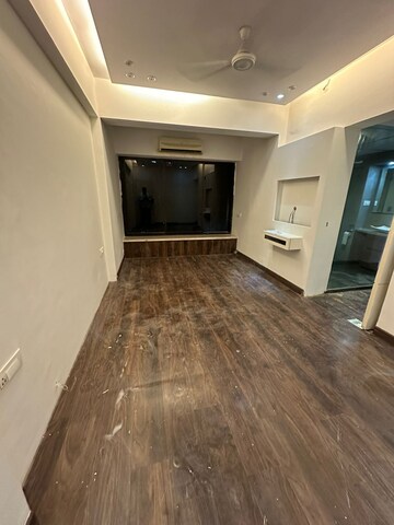Room in 1 RK Apartment at Khar West – for Rent