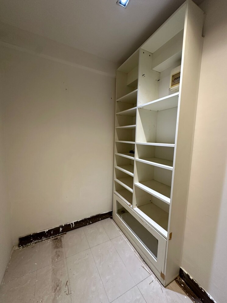 Room, khar west 1 RK 300 Sq.Ft. Apartment In Khar West Mumbai 8747278