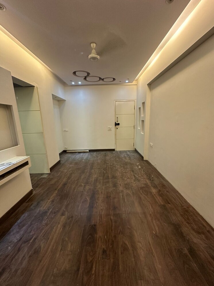 Room, khar west 1 RK 300 Sq.Ft. Apartment In Khar West Mumbai 8747278