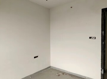 Room in 2 BHK Apartment at Dev Leo Tower, Oshiwara – for Rent