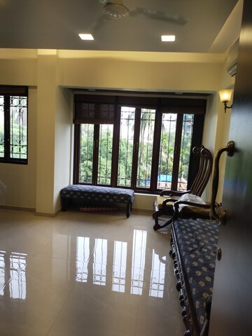 2 BHK Apartment For Rent in Link Corner, Bandra West