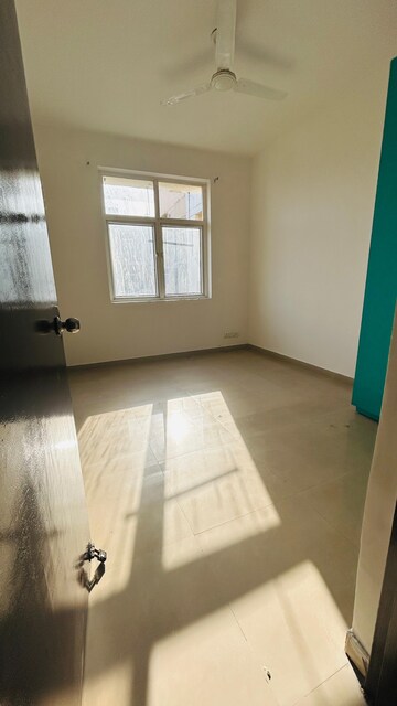 Room in 3 BHK Apartment at Paramount Floraville, Sector 137 – for Sale