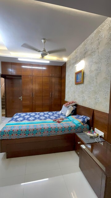 Bedroom in 2 BHK Apartment at Andheri West – for Rent