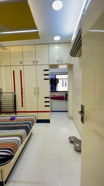 Room in 2 BHK Apartment at Andheri West – for Rent