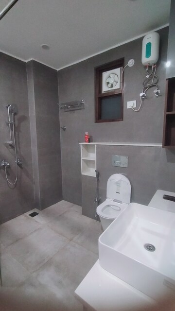 Bathroom in 6 BHK Independent House at Gomti Nagar – for Rent
