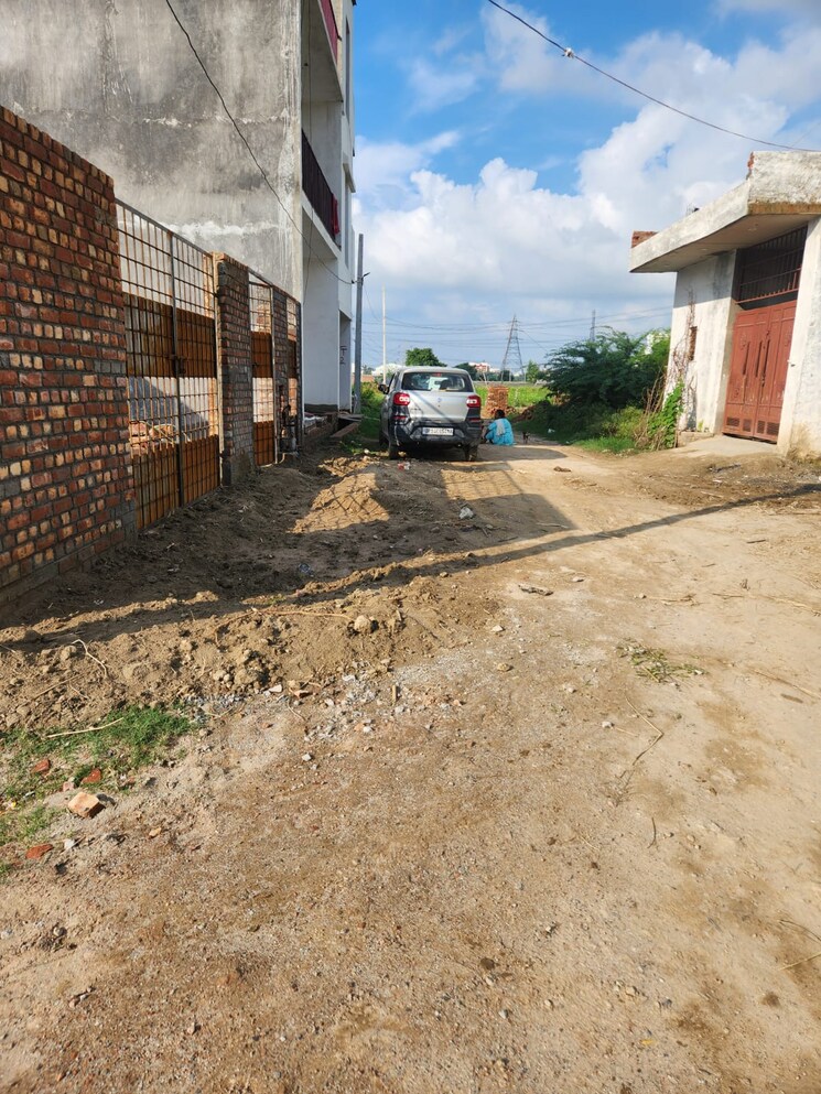 Nearby, knowledge park ii greater noida  450 Sq.Ft. Plot In Knowledge Park Ii Greater Noida Greater Noida 8747532