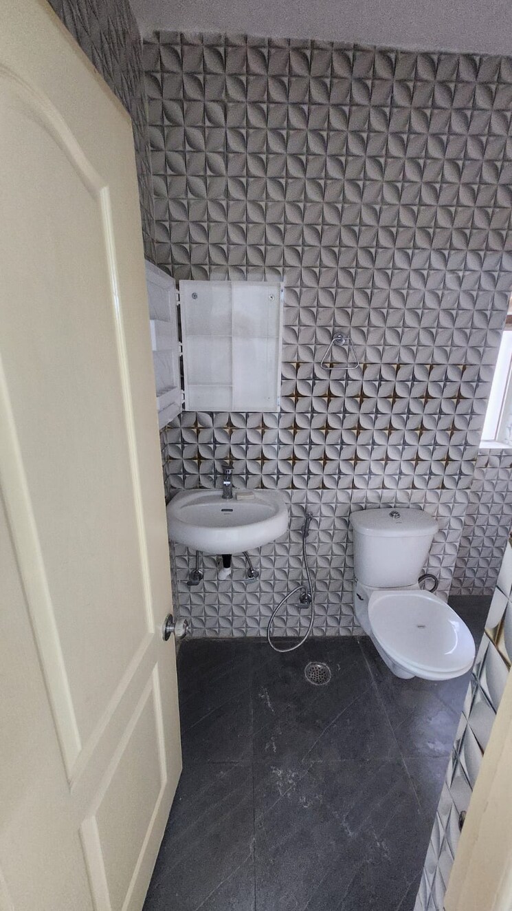 Bathroom, sector 14 2 Bedroom 1500 Sq.Ft. Builder Floor In Sector 14 Noida 8747623