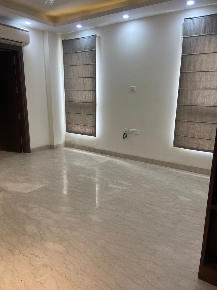 Room, east of kailash 3 Bedroom 200 Sq.Yd. Builder Floor In East Of Kailash Delhi 8747695