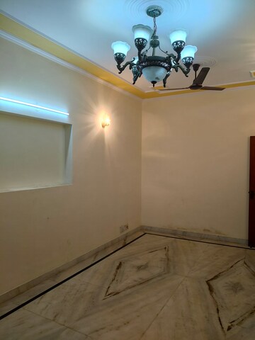 Room in 1 BHK Independent House at Sector 27 – for Rent