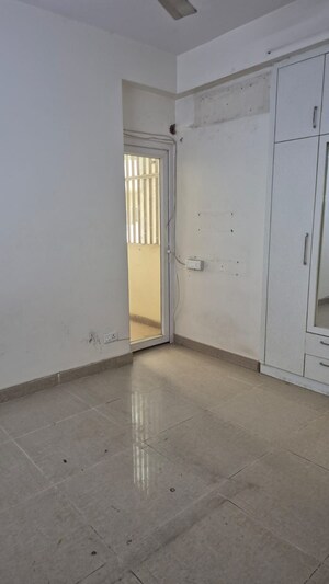 Room in 3 BHK Apartment at Parsvnath Green Ville, Sector 48 – for Sale