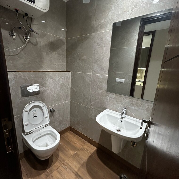 Attached Bathroom, south extension i 3 Bedroom 1800 Sq.Ft. Builder Floor In South Extension I Delhi 8747775