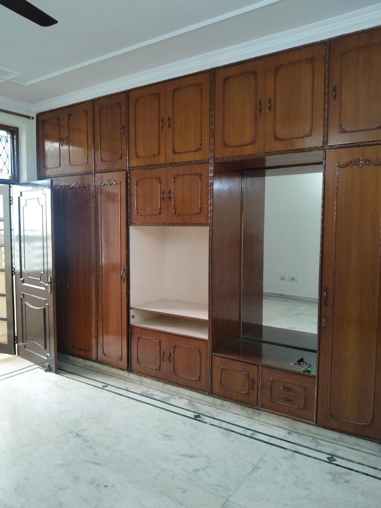 Room, sector 27 3 Bedroom 2000 Sq.Ft. Independent House In Sector 27 Noida 8747829