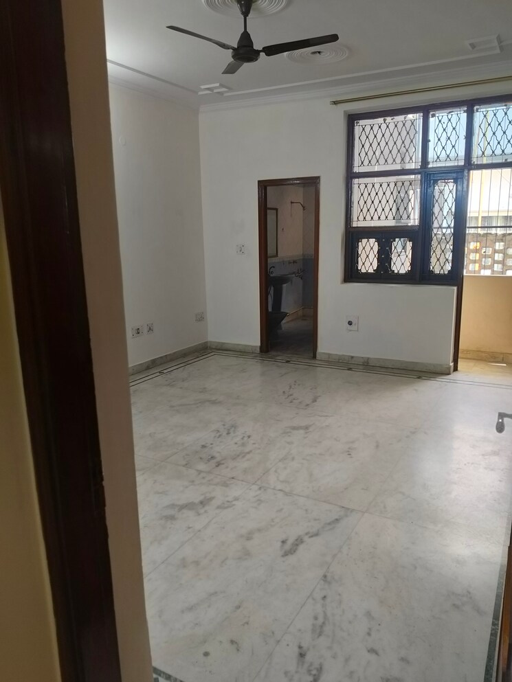 Room, sector 27 3 Bedroom 2000 Sq.Ft. Independent House In Sector 27 Noida 8747829