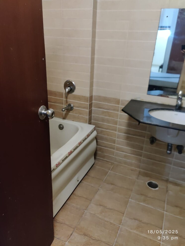 Bathroom, eldeco-green-meadows 3 Bedroom 1660 Sq.Ft. Apartment In Pi Greater Noida Greater Noida 8747989