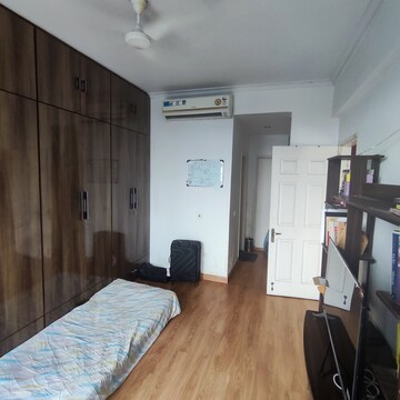 Room in 2 BHK Apartment at Jaypee Greens Pavilion Court, Sector 128 – for Rent
