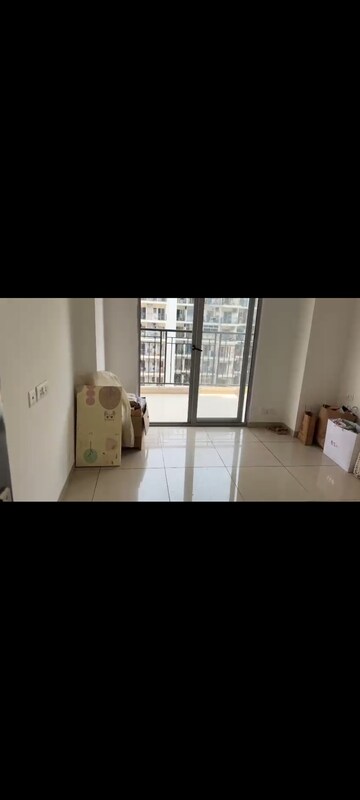 Room in 3 BHK Apartment at Gulshan Bellina, Sector 16 Greater Noida – for Rent