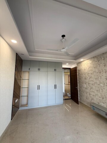 Building Lobby in 3 BHK Builder Floor at Sector 37 – for Rent