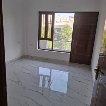 Room in 4 BHK Builder Floor at Sector 105 – for Rent