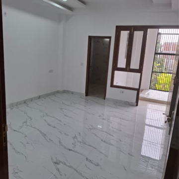 Room in 4 BHK Builder Floor at Sector 105 – for Rent