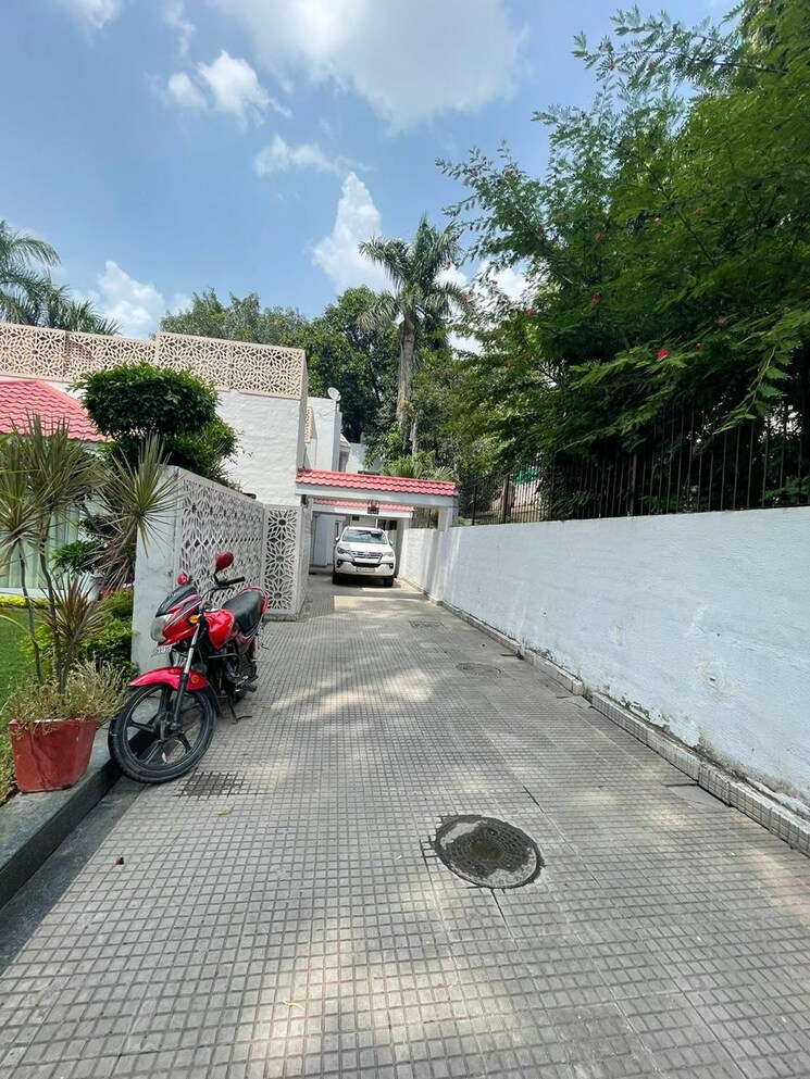  Parking, saket 4 Bedroom 7200 Sq.Ft. Villa In Saket Delhi 8748203